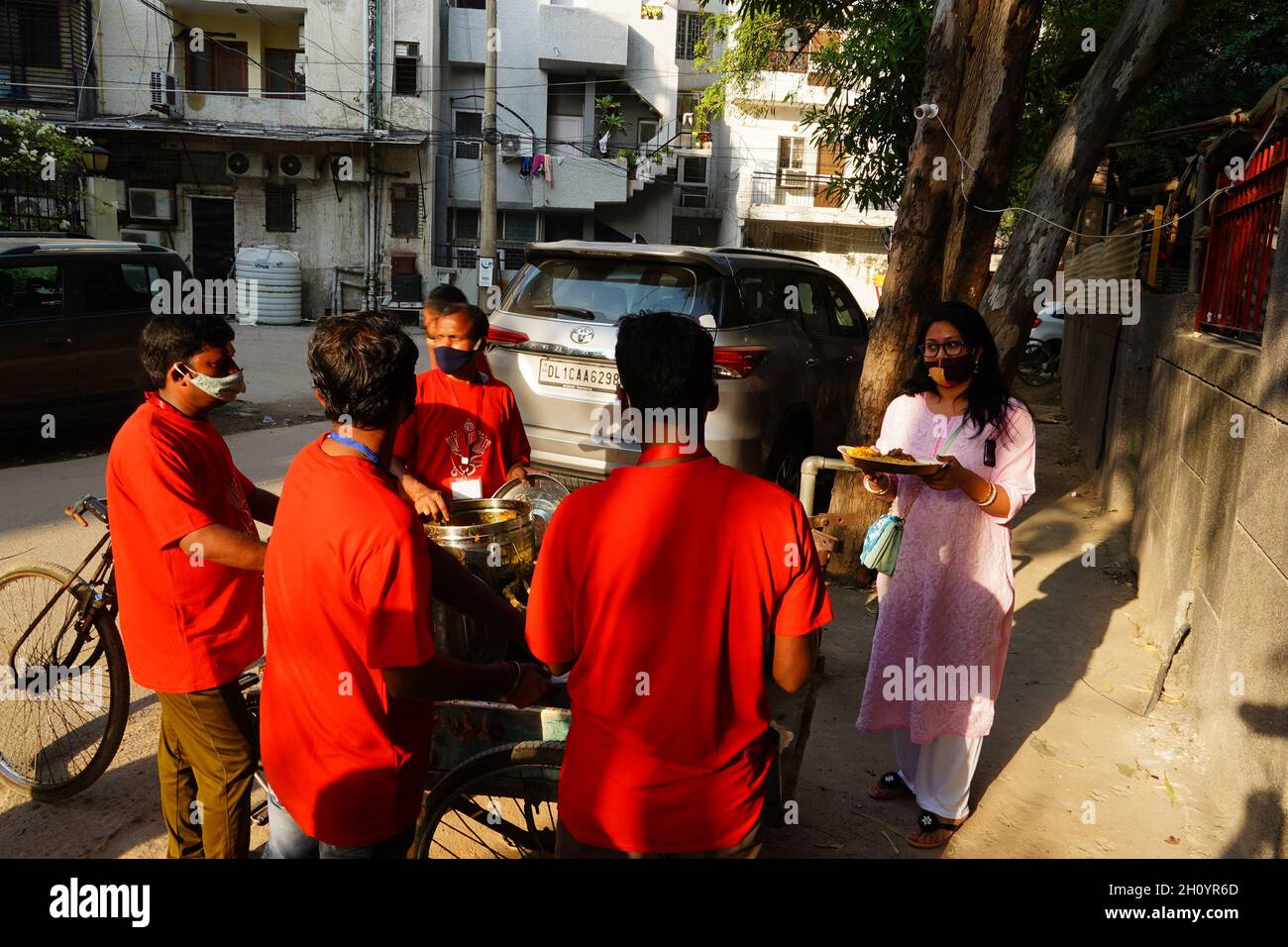 Food Distribution during Indian festival Stock Photo