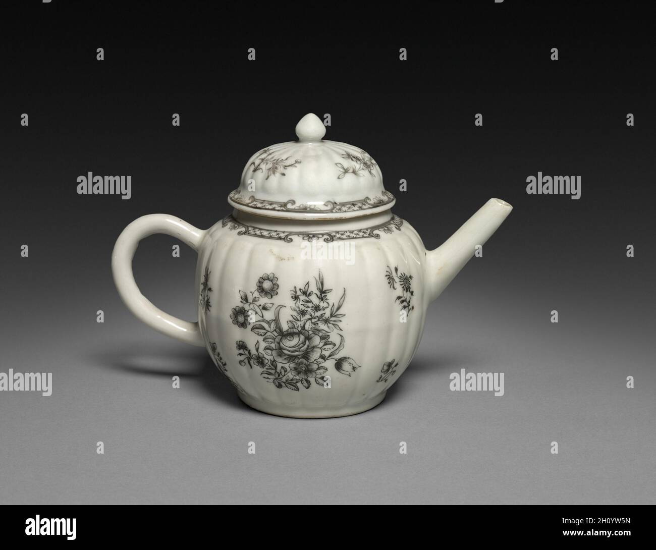 18th century chinese teapot hi-res stock photography and images - Alamy
