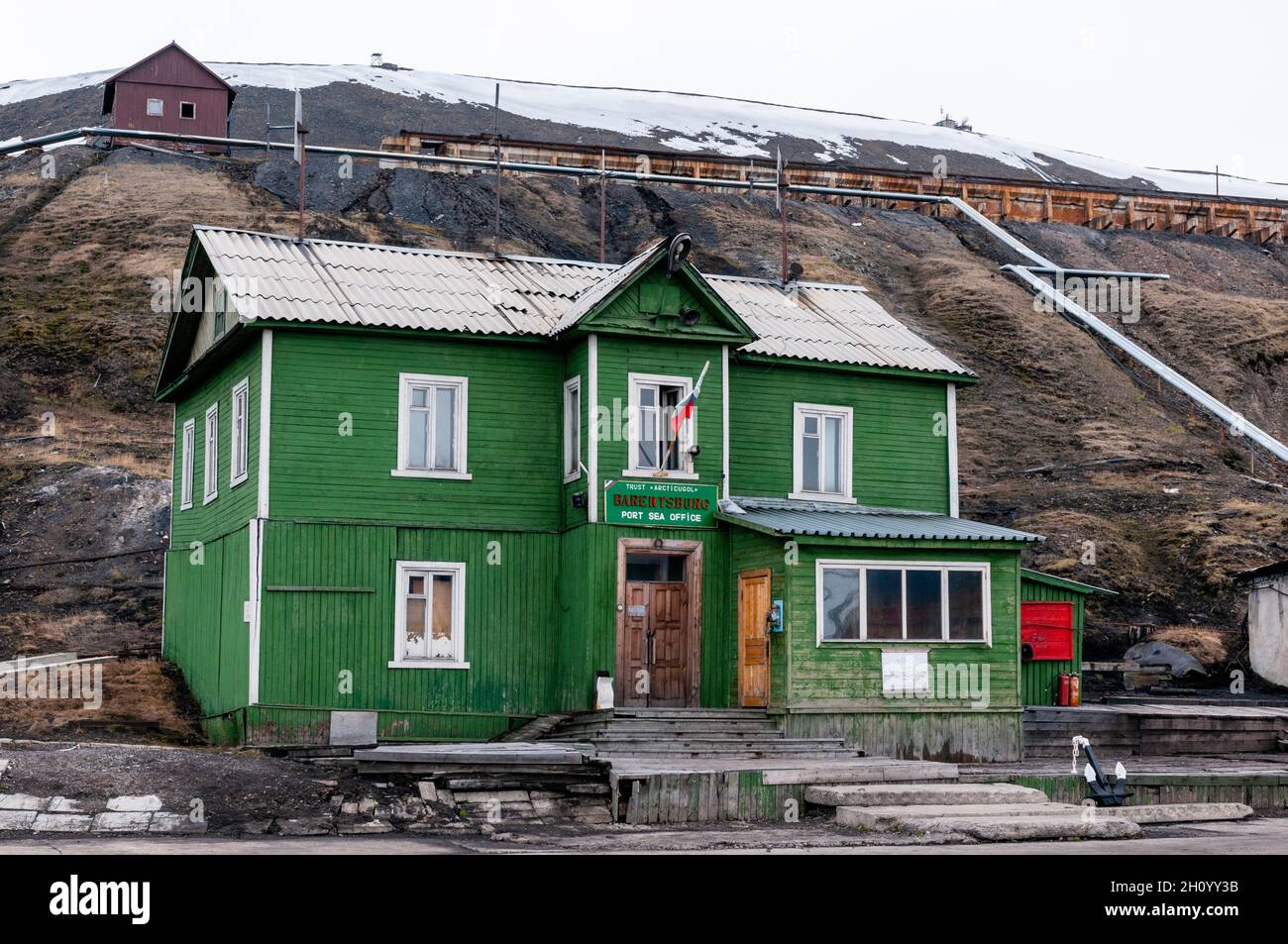 A bright green house in the Russian settlement of Barentsburg. Barentsburg, Spitsbergenn Island, Svalbard, Norway. Stock Photo