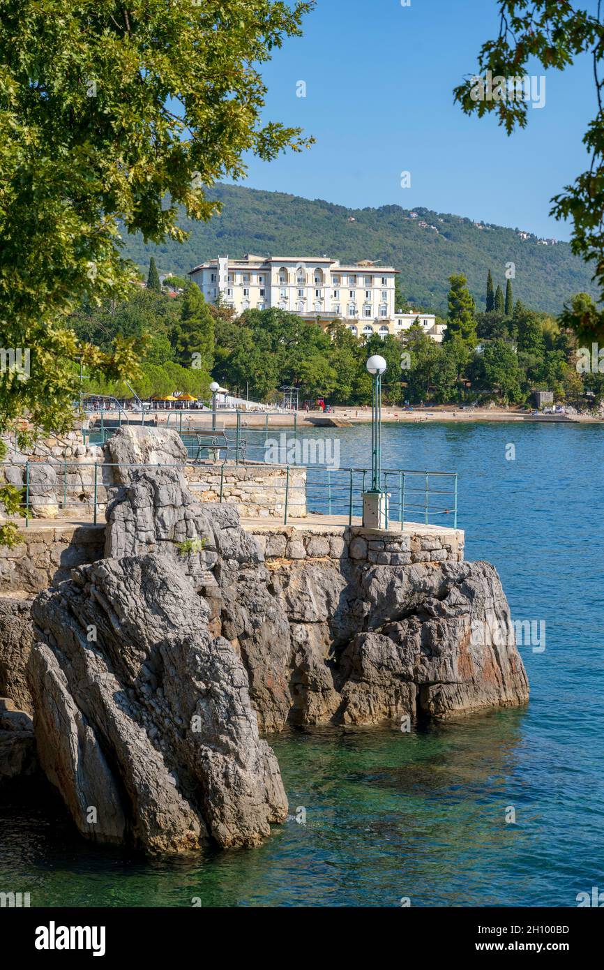 Kroatien, Istrien, Franz-Joseph-Promenade in Lovran, im Hintergrund das Gebäude der orthopädischen Klinik (Klinika za Ortopediju), ehemals Hotel Laure Stock Photo