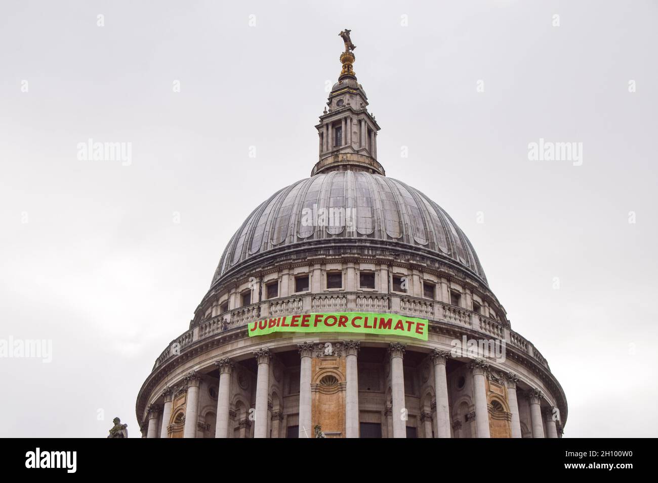 London, UK. 15th Oct, 2021. Jubilee For Climate banner seen hanging on St Paul's Cathedral during the protest.Activists launched the Jubilee For Climate campaign, calling for the cancellation of all unfair debts, system change, transformation of the economy, and firm action on the climate and ecological crisis. (Photo by Vuk Valcic/SOPA Images/Sipa USA) Credit: Sipa USA/Alamy Live News Stock Photo