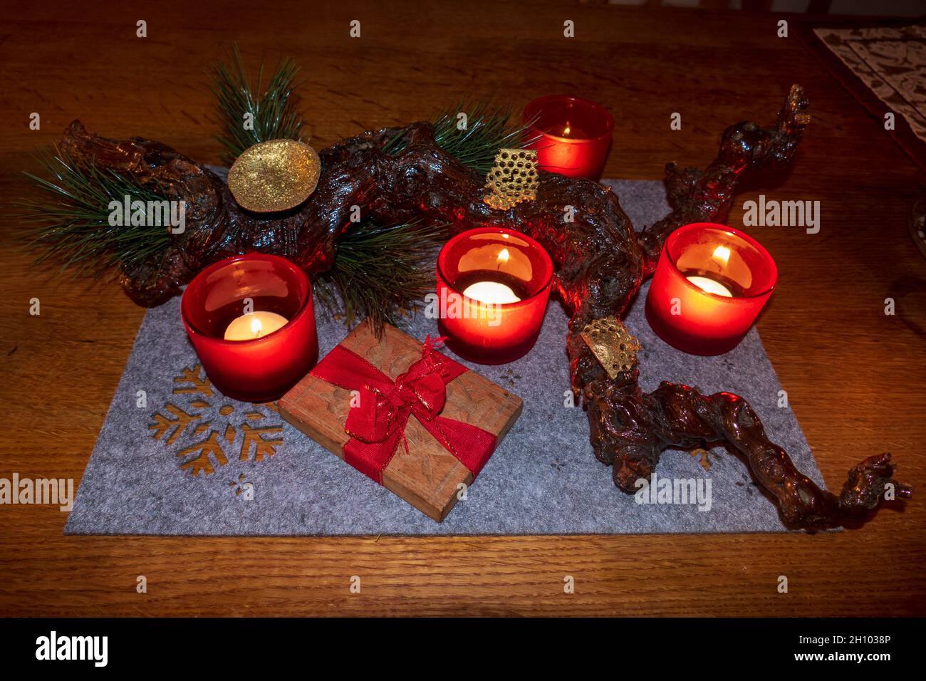 Rebwurzel, Model und Kerzen zum Adventsgesteck dekoriert Stock Photo