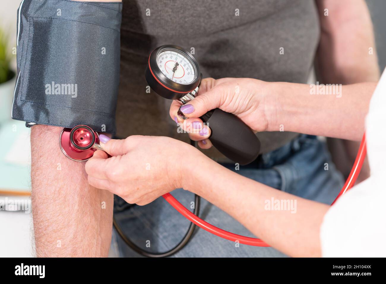 Mesure of blood pressure with sphygmomanometer Stock Photo Alamy