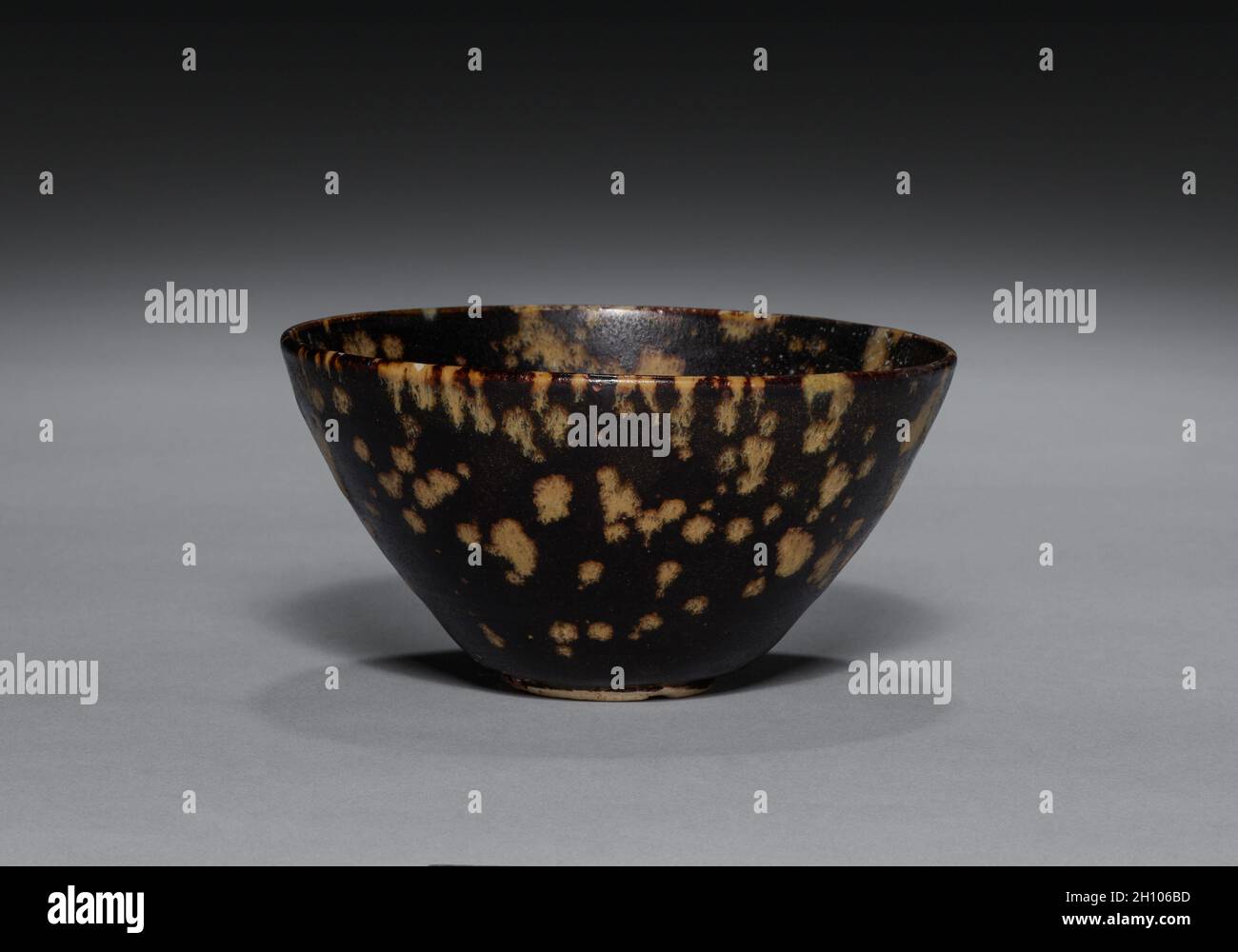 Tea bowl with tortoise shell glaze, 1100s–1200s. China, Jiangxi Province, Southern Song dynasty (1127-1279). Brown glazed stoneware with 'tortoise shell' pattern, Jizhou ware; overall: 5.9 x 11.5 cm (2 5/16 x 4 1/2 in.). Stock Photo