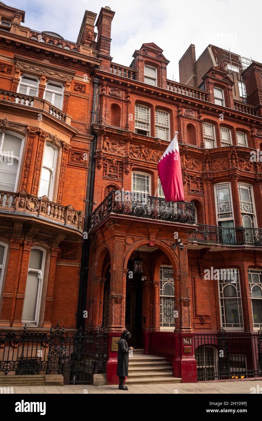 Redbrick house with Bahrain flag, Mayfair, City of Westminster, London, England, UK Stock Photo