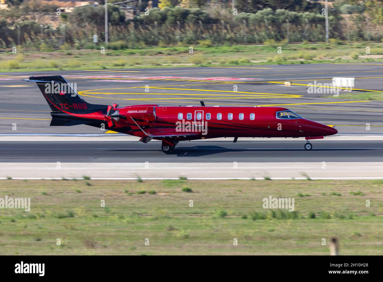 Turkey Ministry of Health Learjet 45XR (REG: TC-RSB) air ambulance landing runway 31. Stock Photo