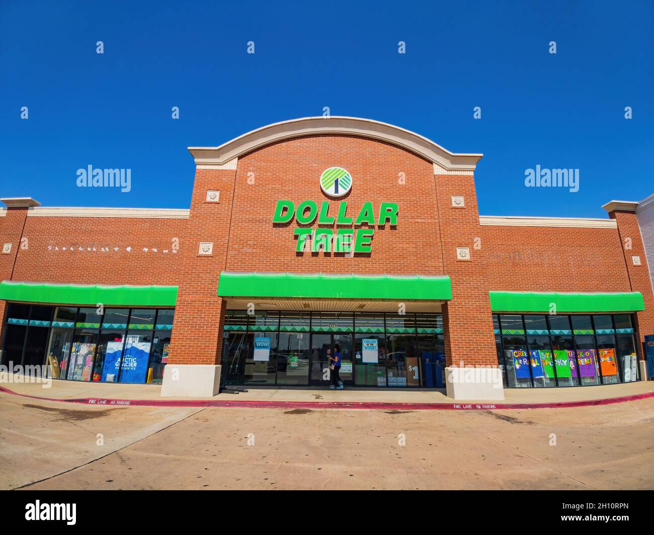 https://c8.alamy.com/comp/2H10RPN/oklahoma-sep-29-2021-sunset-exterior-view-of-the-dollar-tree-store-2H10RPN.jpg