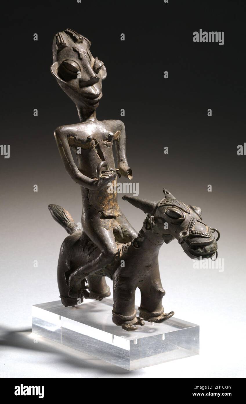 Altar figure (onílé), possibly 1700s. Africa, West Africa, Nigeria, Yorùbá-style maker. Copper alloy; with base: 34.3 x 10.8 x 25.4 cm (13 1/2 x 4 1/4 x 10 in.); without base: 31.3 x 10.8 x 25.4 cm (12 5/16 x 4 1/4 x 10 in.). Stock Photo