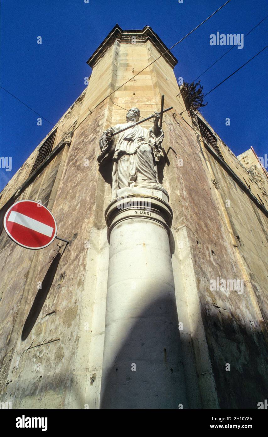 Statue des heiligen Luigi an einer Straßenecke in der Altstadt von Valetta auf der Insel Malta - A statue of Saint Luigi on a street corner of Valetta old town on Malta island. Stock Photo