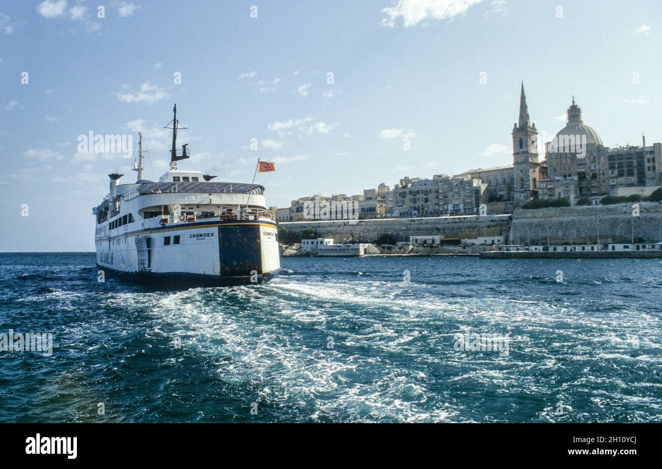 Fähre im Hafen von Valetta auf der Insel Malta - ferry at Valetta harbour on Malta island Stock Photo