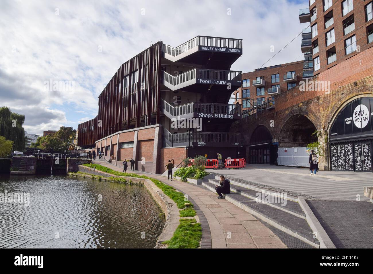 London, UK. 15th October 2021. Hawley Wharf, a new shopping complex and food court, has opened in Camden. Credit: Vuk Valcic / Alamy Live News Stock Photo