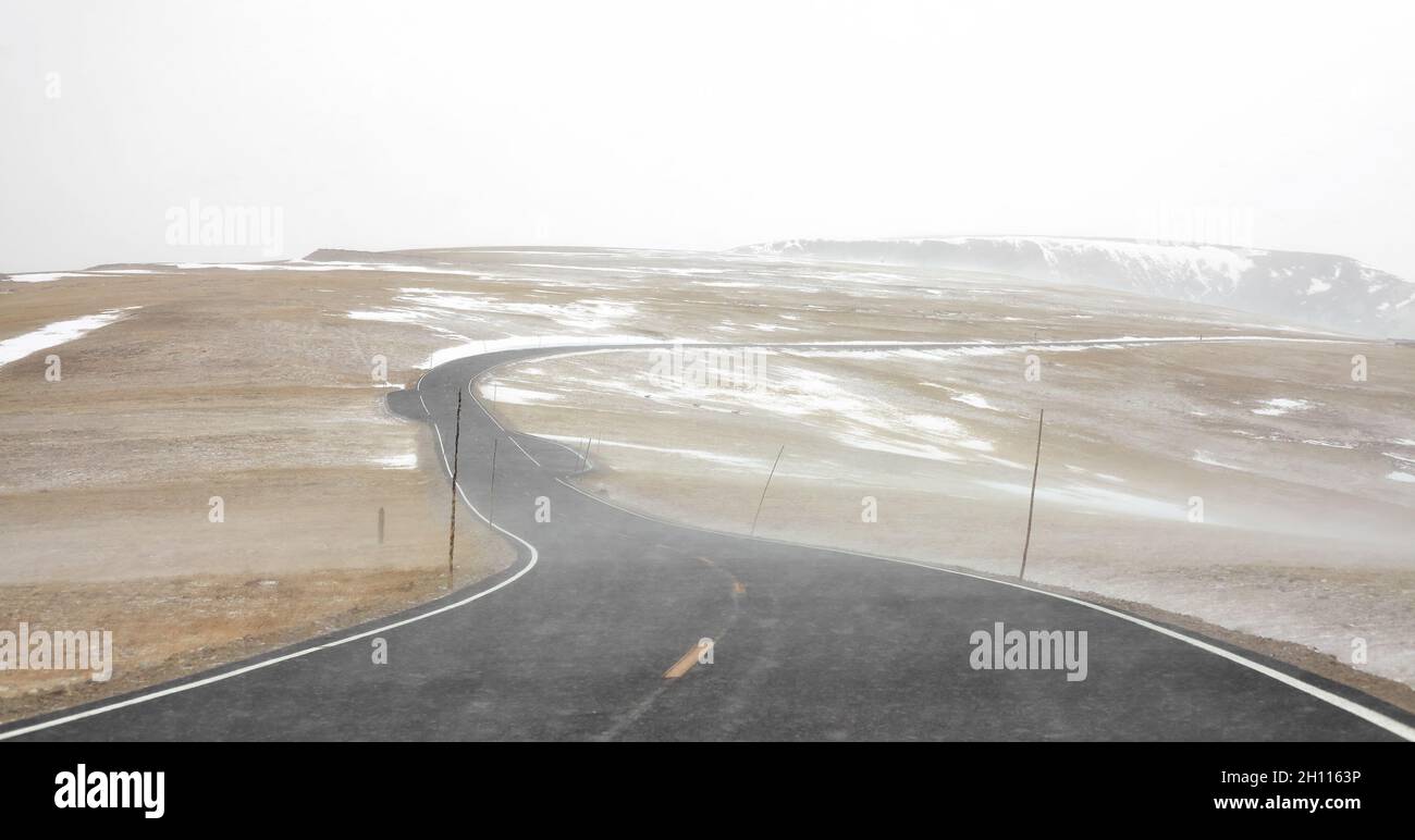 Empty road snow mountains hi-res stock photography and images - Alamy