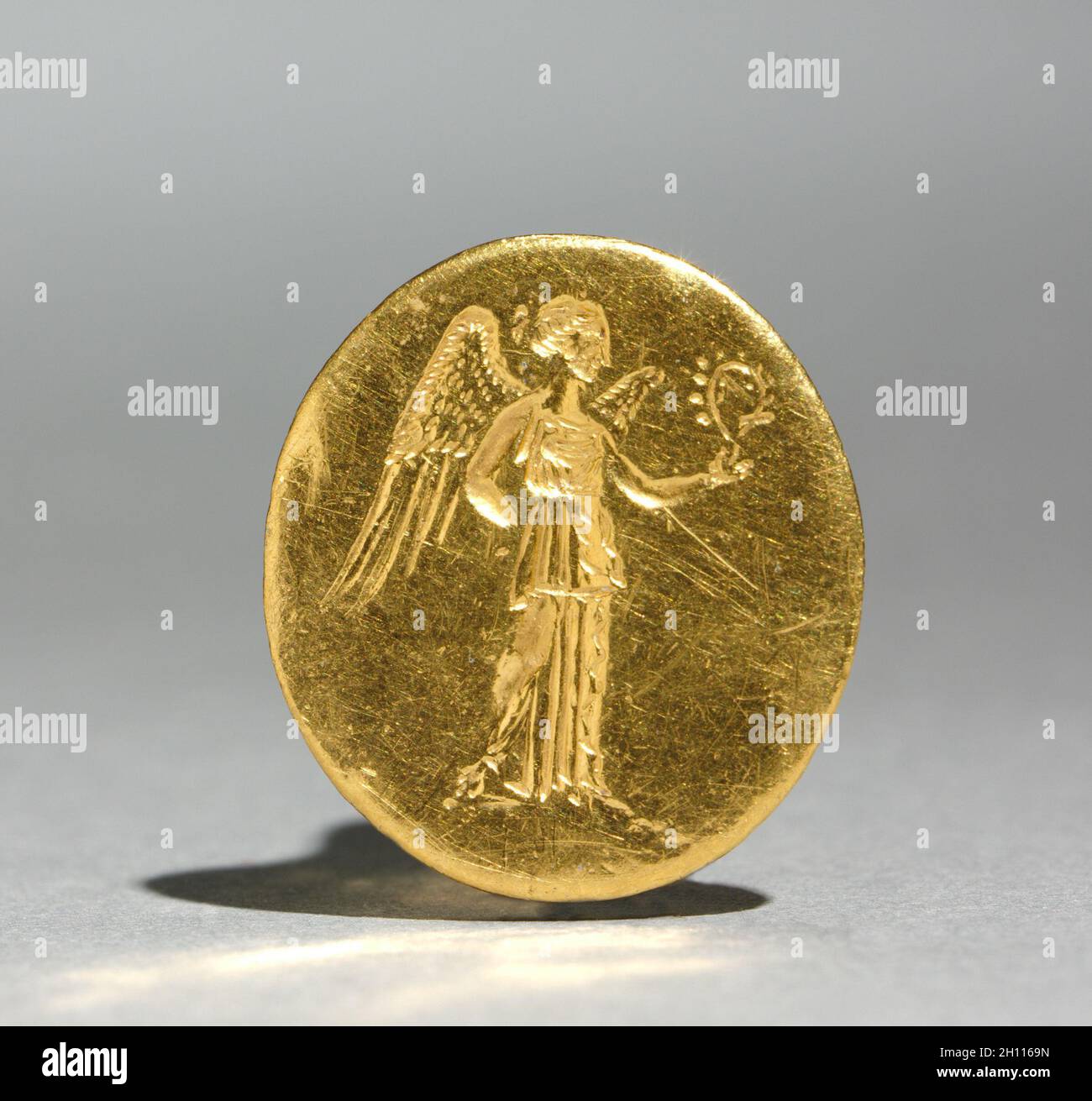 Finger Ring with Figure of Nike, 300s BC. Greece, 4th Century BC. Gold;  diameter: 1.7 cm (11/16 in.); bezel: 2.2 x 2 cm (7/8 x 13/16 in Stock Photo  - Alamy