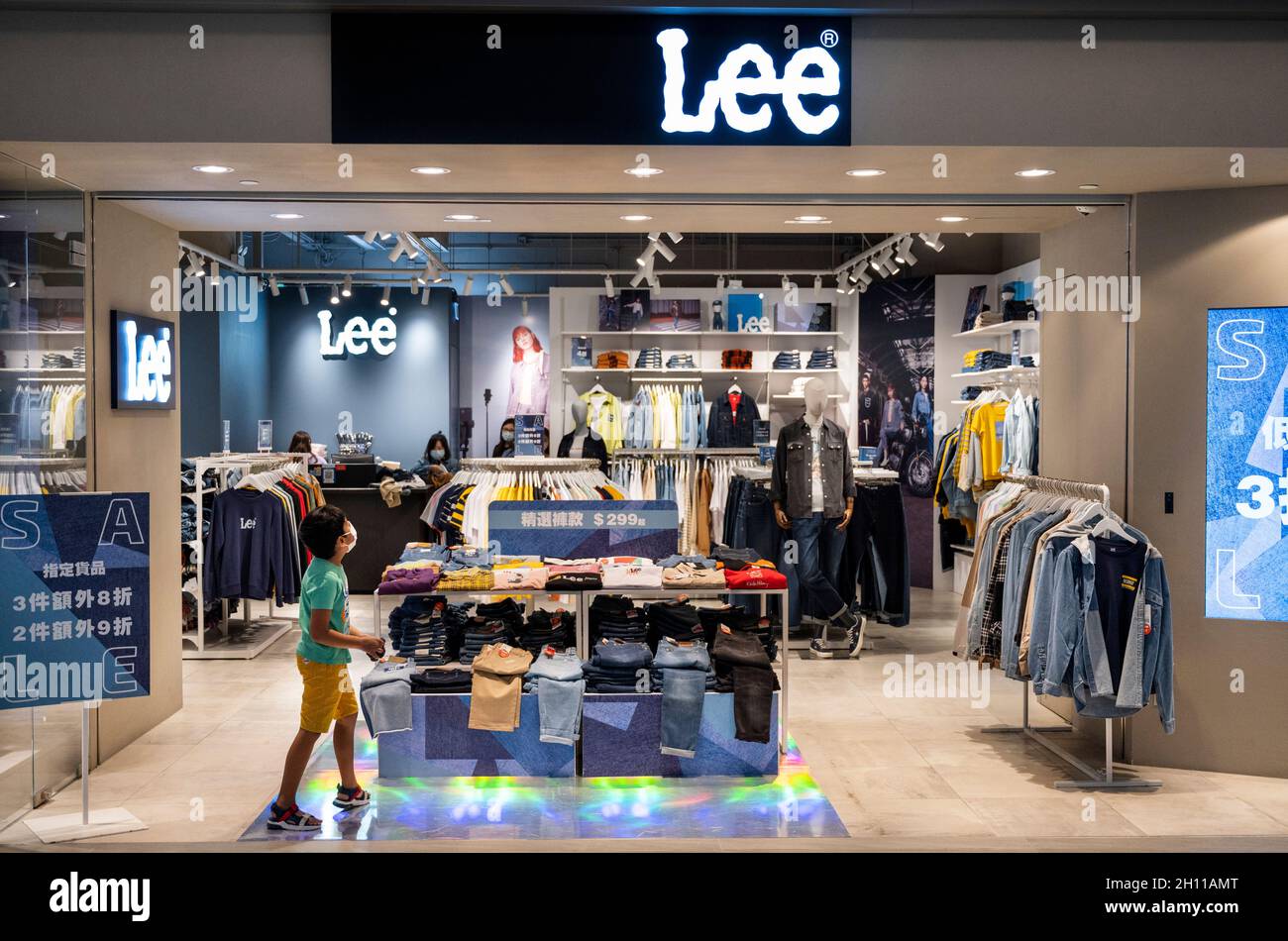 Hong Kong, China. 07th Oct, 2021. A young shopper is seen at the American  fashion brand Lee store at Tung Chung district in Hong Kong (Photo by  Budrul Chukrut/SOPA Images/Sipa USA) Credit:
