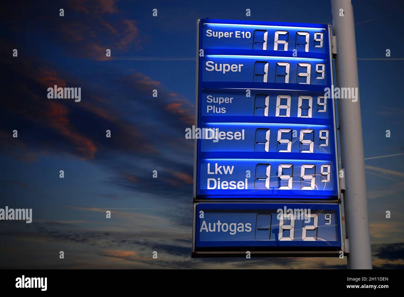 Munich, Germany. 15th Oct, 2021. Gasoline prices at record levels. Credit:  dpa/Alamy Live News Stock Photo - Alamy