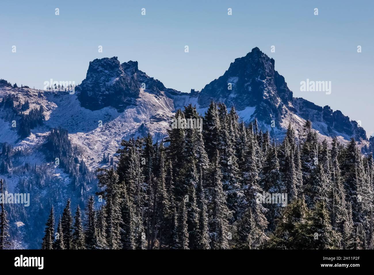 Looking toward The Castle and Pinnacle Peak in the Tatoosh Range from the Skyline Trail as October snow comes to the Paradise area of Mount Rainier Na Stock Photo