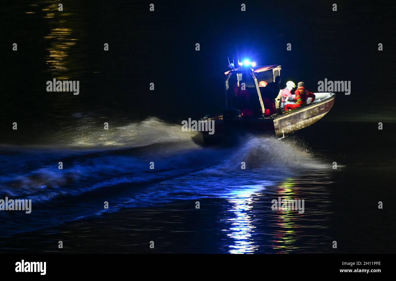 Dpa picture alliance boat rescue hi-res stock photography and images ...