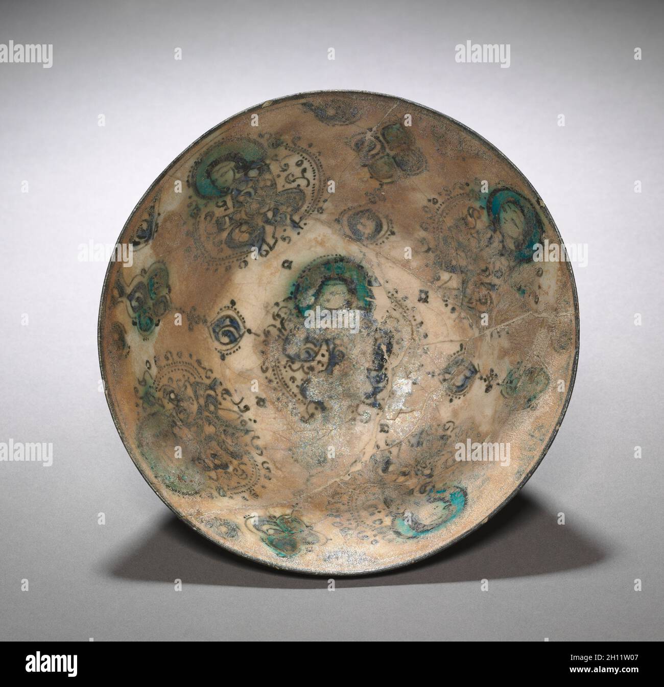 Bowl, mid-1200s. Iran, Kashan, Seljuq period of Iran (1037–1194). Fritware with overglaze-painted design (minai ware); Stock Photo