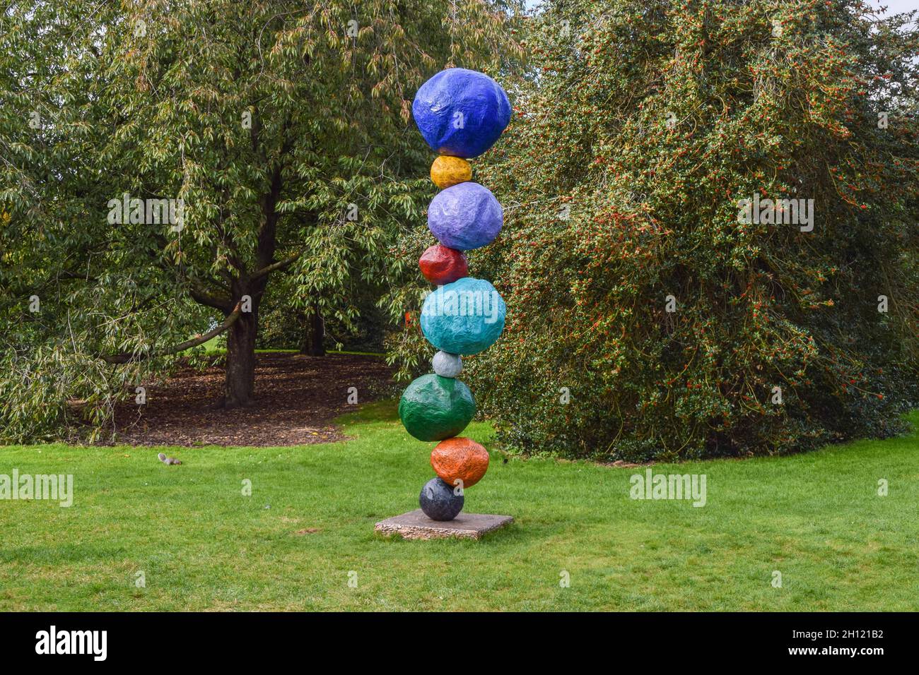 London, UK. 15th Oct, 2021. The sculpture 'Stack 9, Ultramarine Blue