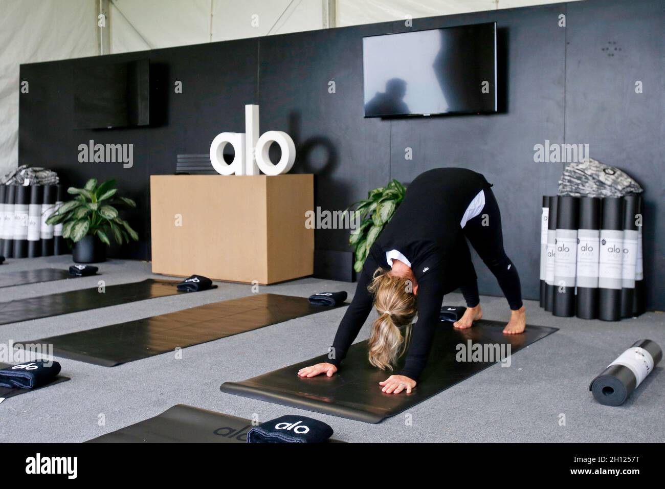 Alo yoga hi-res stock photography and images - Alamy