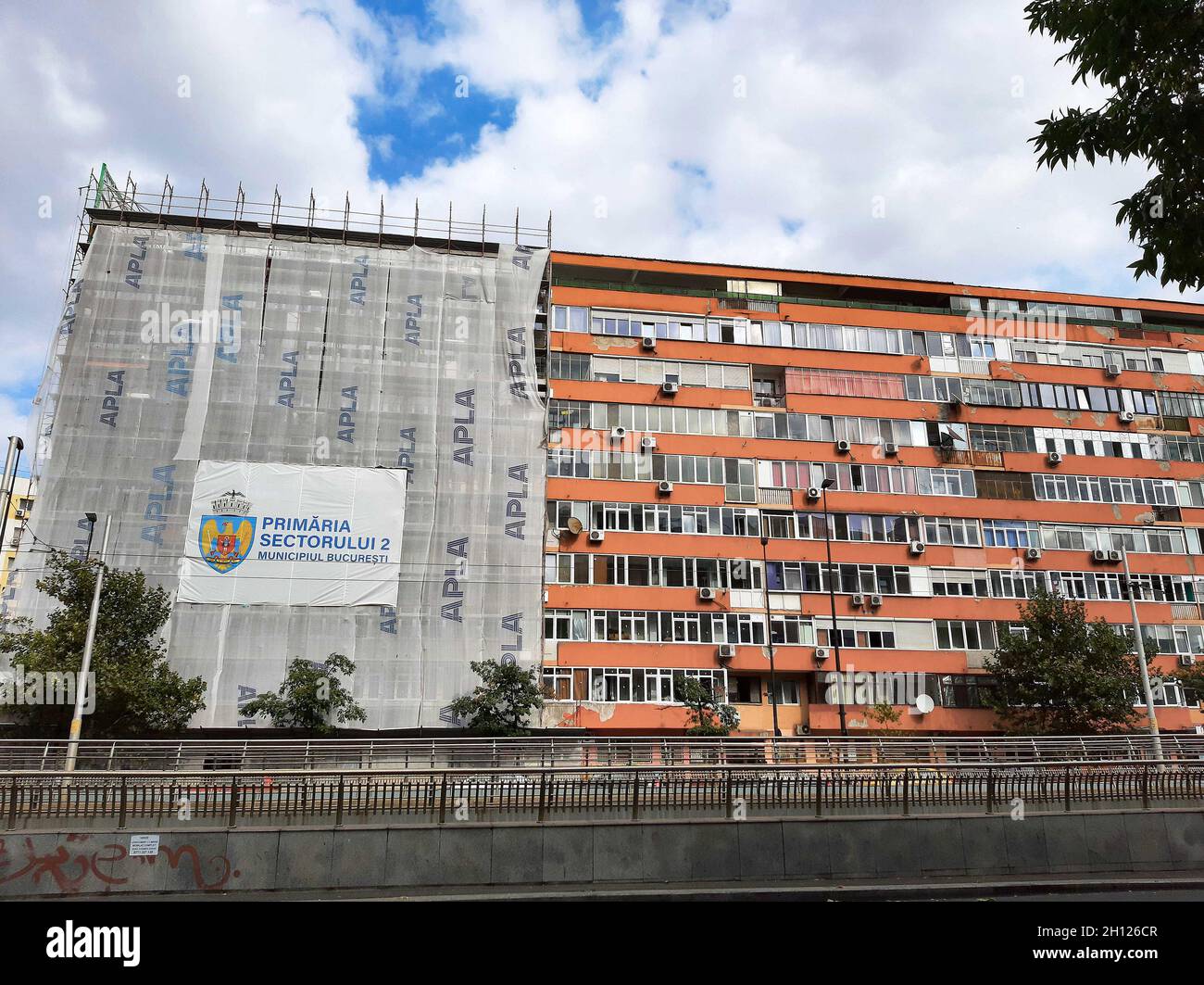 Bucharest, Romania - October 06, 2021: A block of flats is rehabilitated  with expanded polystyrene coating for better thermal insulation Stock Photo  - Alamy