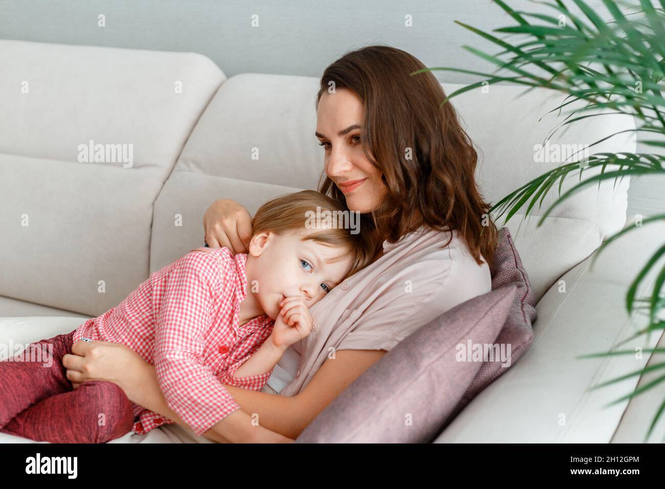 Baby on mothers chest hires stock photography and images Alamy