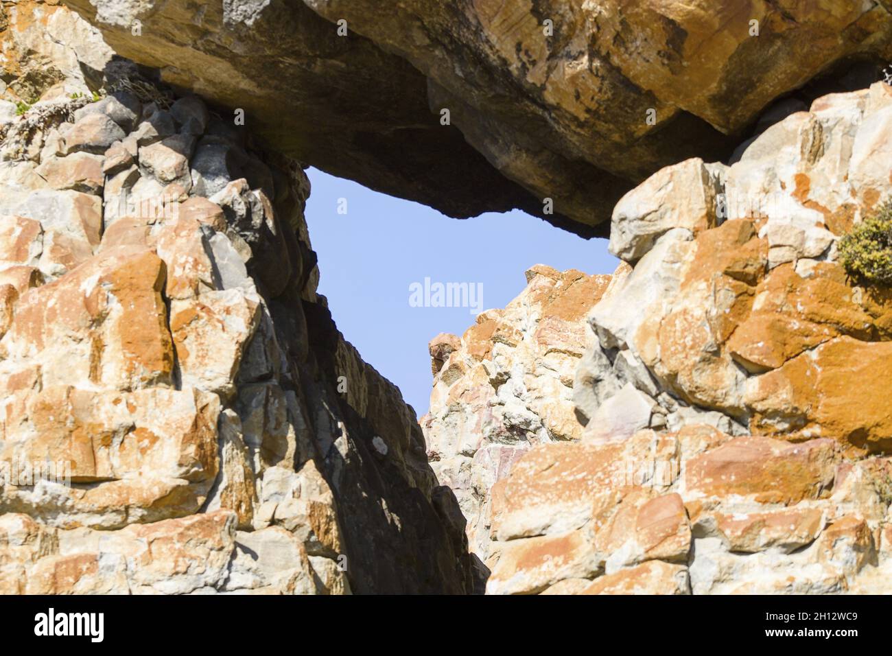Opening between rocks hi-res stock photography and images - Alamy