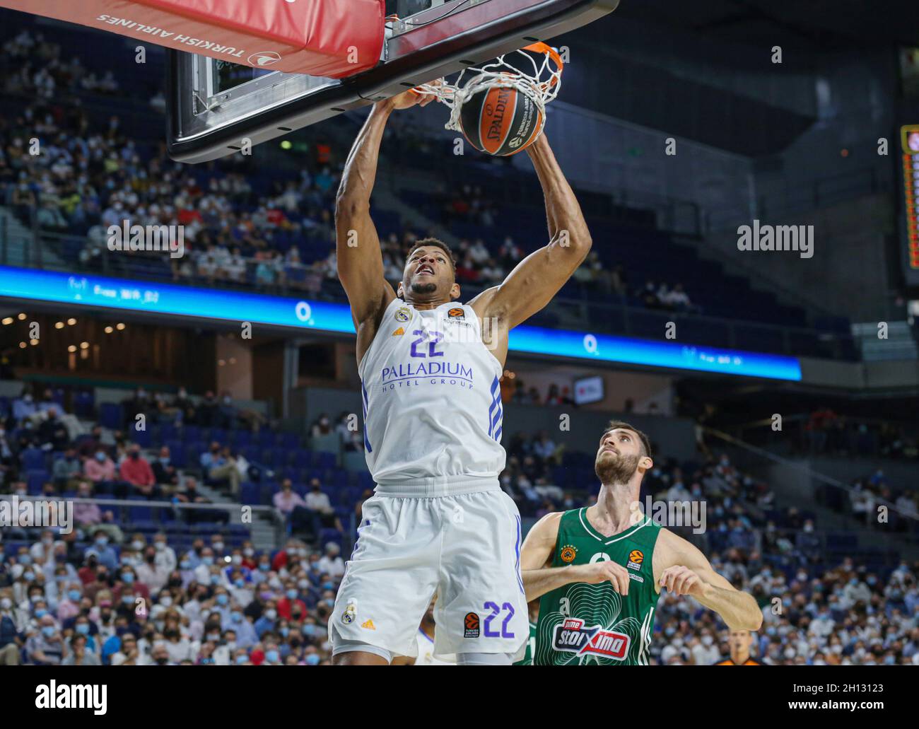 Madrid, Spain. 15 October 2021. Turkish Airlines Euroleague Basketball; Real  Madrid versus Panathinaikos OPAP Athens; Walter Tavares (Real Madrid  Baloncesto)&#xa0;hangs from the net after a dunk Credit: Action Plus  Sports/Alamy Live News