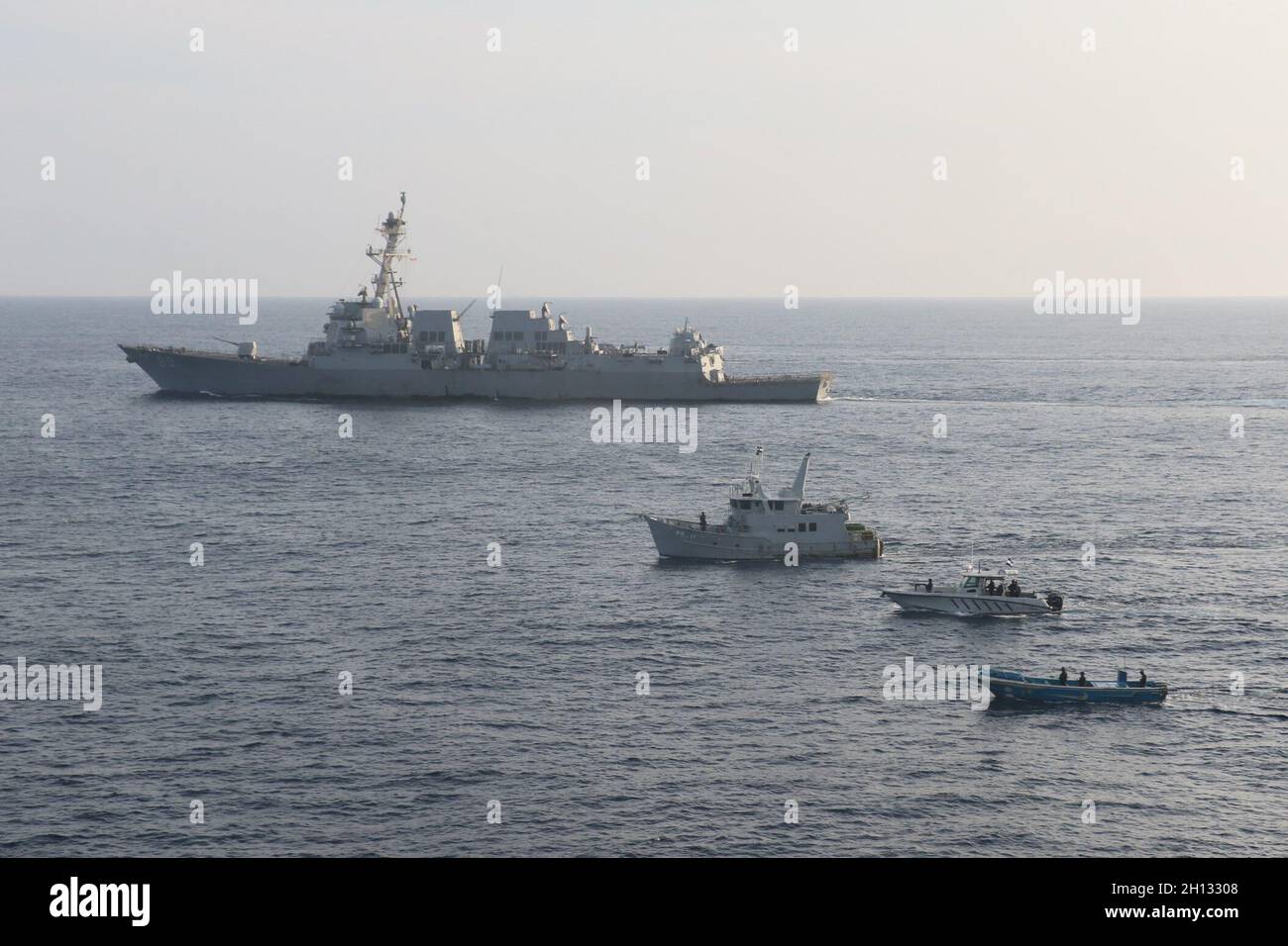 211014-N-N3764-1797  EASTERN PACIFIC OCEAN - (Oct. 14, 2021) -- From left, the Arleigh Burke-class guided-missile destroyer USS Mustin (DDG 89), El Salvadoran navy Patrullero Maritimo (PM) 14, and two El Salvadoran gunboats, conduct a tri-lateral passing exercise (PASSEX), Oct. 14, 2021. Mustin is currently underway in the U.S. 4th Fleet area of responsibility conducting a series of exercises designed to increase interoperability and build capacity among partner nations. (U.S. Navy Photo by Naval Air Crewman (Helicopter) 2nd Class Daniel Maxwell/Released) Stock Photo