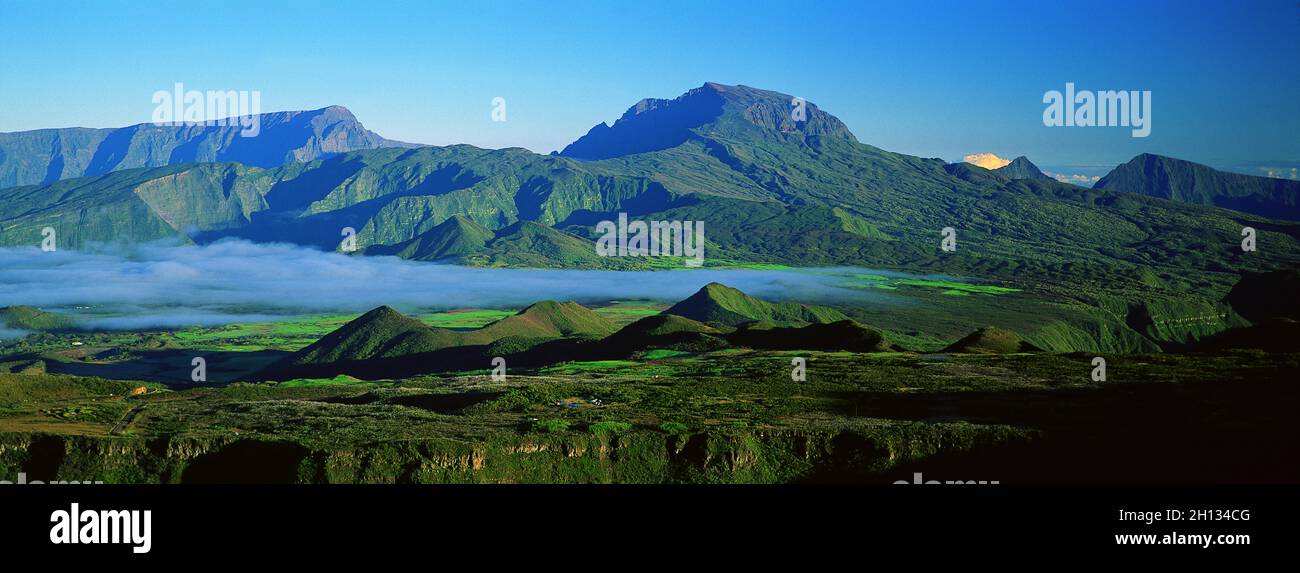FRANCE. REUNION ISLAND, "PLAINE DES CAFRES" AND "PITON DES NEIGES" VIEW FROM THE VOLCANO ROAD