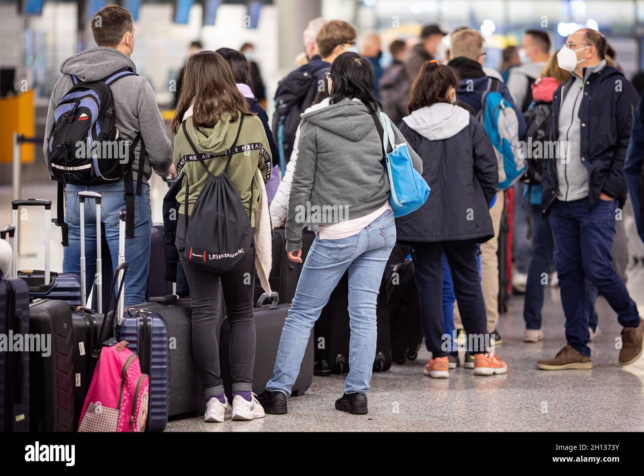 Langenhagen, Germany. 16th Oct, 2021. Numerous passengers are waiting at  Hannover-Langenhagen Airport. Because the service provider commissioned by  the Federal Police to carry out the handling checks has massive staffing  problems, there