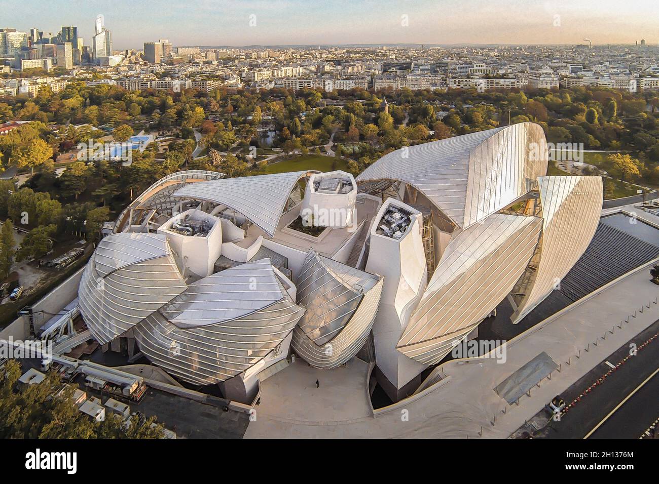 FRANCE. PARIS (75) BOIS DE BOULOGNE PARK. THE LOUIS VUITTON FOUNDATION,  WHICH WILL HOUSE A PERMANENT COLLECTION OF CONTEMPORARY ART AND TEMPORARY  EXHI Stock Photo - Alamy