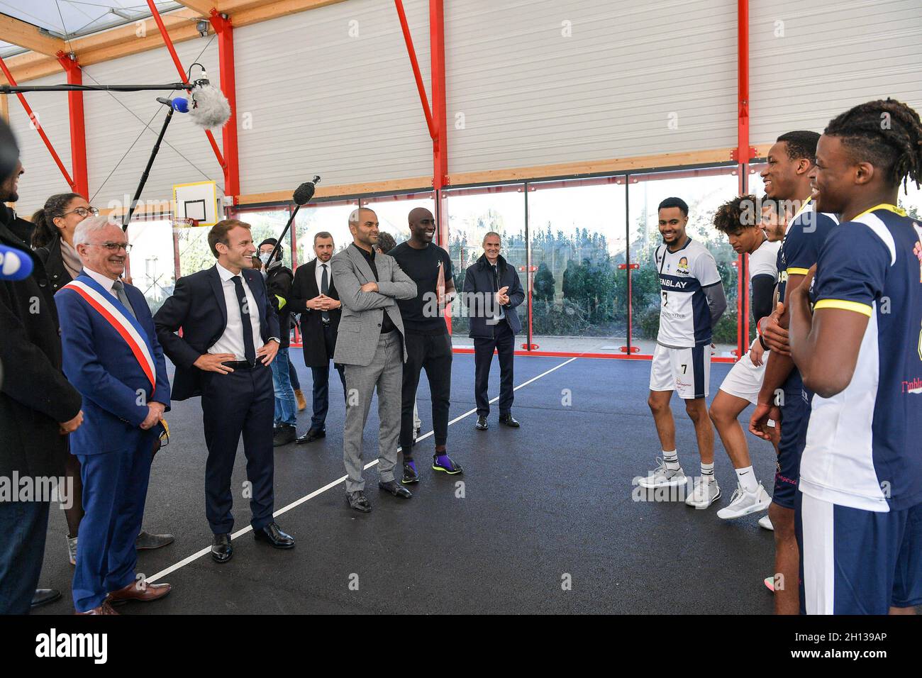 French président Emmanuel Macron, accompanied by the Minister of National Education, Youth and Sport, Jean-Michel Blanquer, Roxana Maracineanu, Minister Delegate, in charge of Sport, mayor of Tremblay en France, Tony Estanguet, Tony Parker, Clementine Autain visited the sports hall in Tremblay en France on 14 October 2021, as part of his visit to the Paris 2024 Olympic and Paralympic Games, to meet with young users and presidents of sports federations Handball, Judo, Basket, Tennis. Tremblay en France, ocotber 14, 2021. Photo by ISA HARSIN/Pool/ABACAPRESS.COM Stock Photo