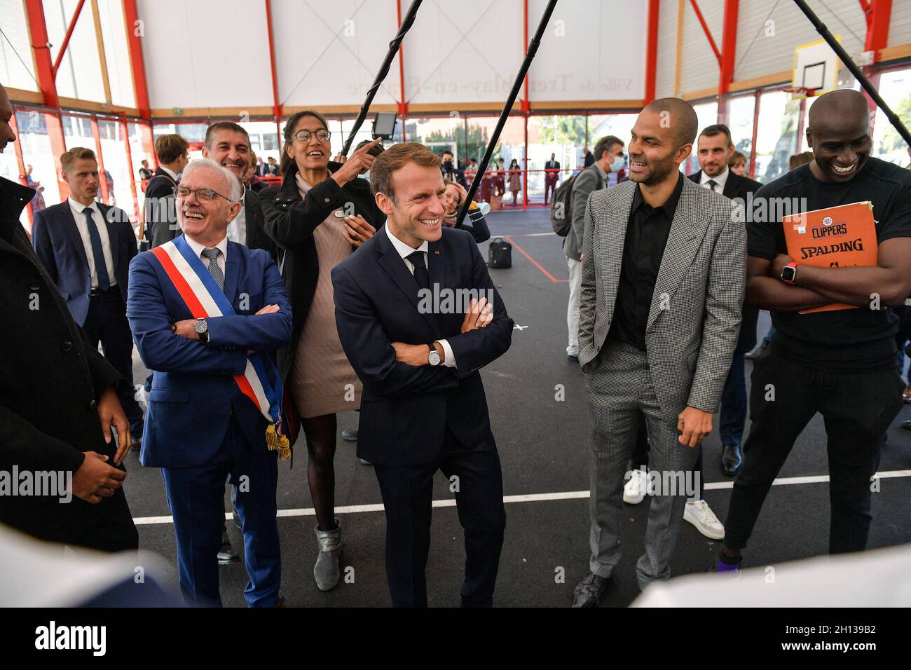 French président Emmanuel Macron, accompanied by the Minister of National Education, Youth and Sport, Jean-Michel Blanquer, Roxana Maracineanu, Minister Delegate, in charge of Sport, mayor of Tremblay en France, Tony Estanguet, Tony Parker, Clementine Autain visited the sports hall in Tremblay en France on 14 October 2021, as part of his visit to the Paris 2024 Olympic and Paralympic Games, to meet with young users and presidents of sports federations Handball, Judo, Basket, Tennis. Tremblay en France, ocotber 14, 2021. Photo by ISA HARSIN/Pool/ABACAPRESS.COM Stock Photo