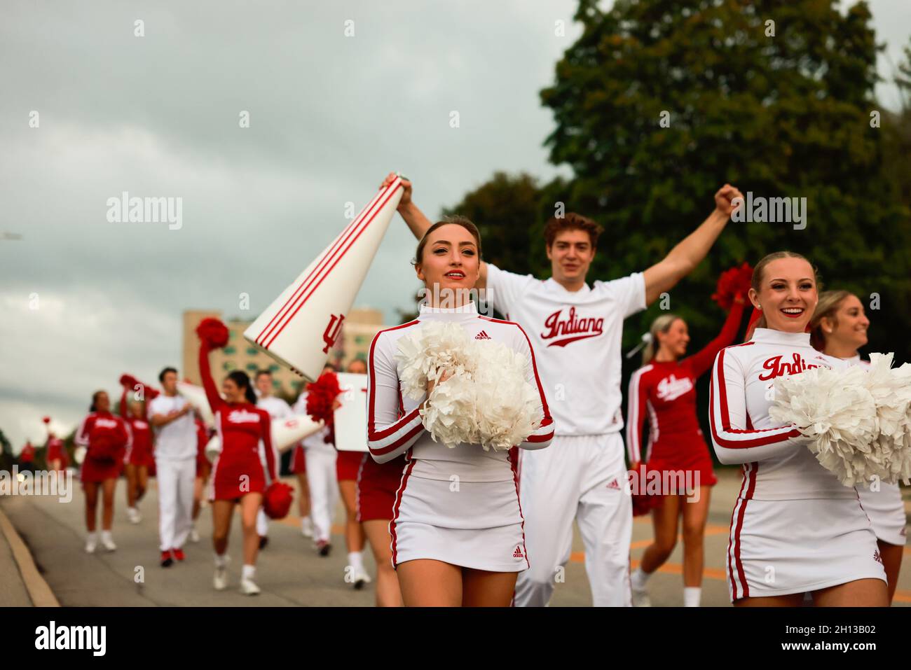 Bloomington, USA. 15th Oct, 2021. Indiana University cheerleaders seen marching with pom-poms during the Indiana University Homecoming Parade. Student Groups participate in the Indiana University (IU) Homecoming Parade. The parade began on 17th Street and Woodlawn. Credit: SOPA Images Limited/Alamy Live News Stock Photo