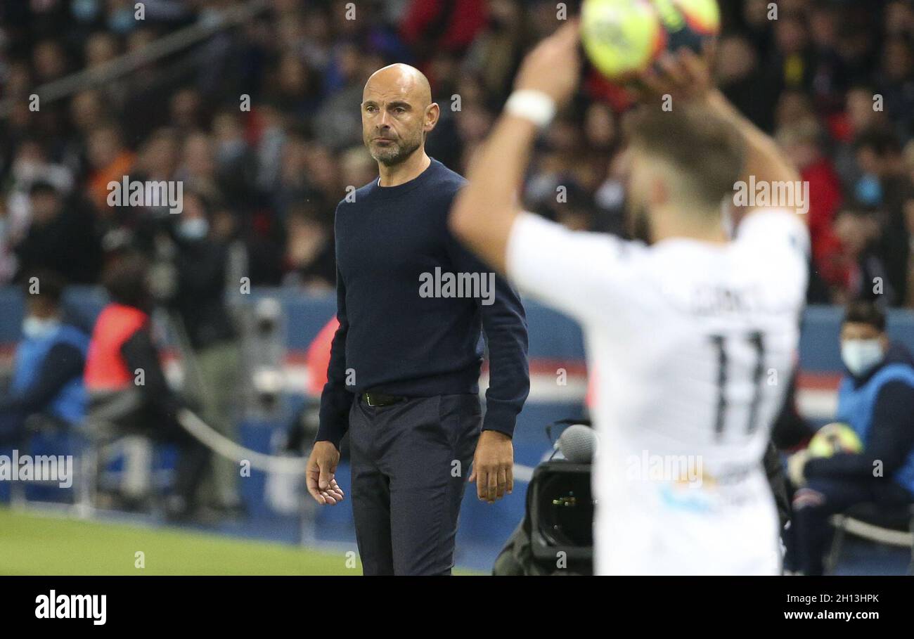 Paris, France. 15th Oct, 2021. Coach of Angers SCO Gerald Baticle during the French championship Ligue 1 football match between Paris Saint-Germain (PSG) and SCO Angers on October 15, 2021 at Parc des Princes stadium in Paris, France - Photo: Jean Catuffe/DPPI/LiveMedia Credit: Independent Photo Agency/Alamy Live News Stock Photo