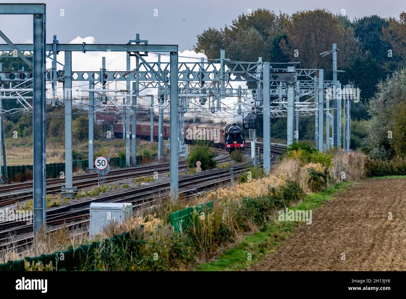 Wellingborough, UK. 16th October 2021. Bahamas a Jubilee class 5596 steam locomotive built in 1934 for LMS going through Northamptonshire up to York just after leaving Wellingborough. Credit: Keith J Smith./Alamy Live News. Stock Photo