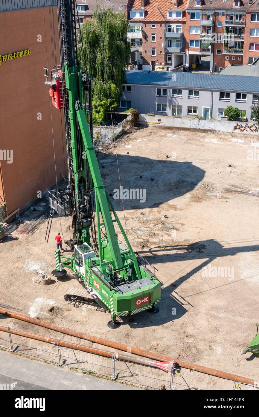 Eine Baustelle in der City von Kiel auf der zunächst eine Pfahlgründung für das Funament erstellt wird Stock Photo