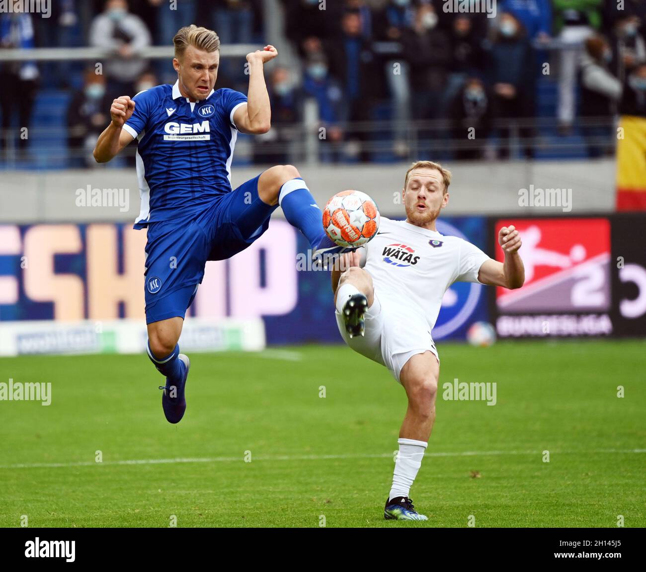 Karlsruhe, Germany. 16th Oct, 2021. Football: 2nd Bundesliga, Karlsruher SC - Erzgebirge Aue, Matchday 10, at BBBank Wildpark. Karlsruhe's Marco Thiede (l) and Aue's Ben Zolinski fight for the ball. Credit: Uli Deck/dpa - IMPORTANT NOTE: In accordance with the regulations of the DFL Deutsche Fußball Liga and/or the DFB Deutscher Fußball-Bund, it is prohibited to use or have used photographs taken in the stadium and/or of the match in the form of sequence pictures and/or video-like photo series./dpa/Alamy Live News Stock Photo