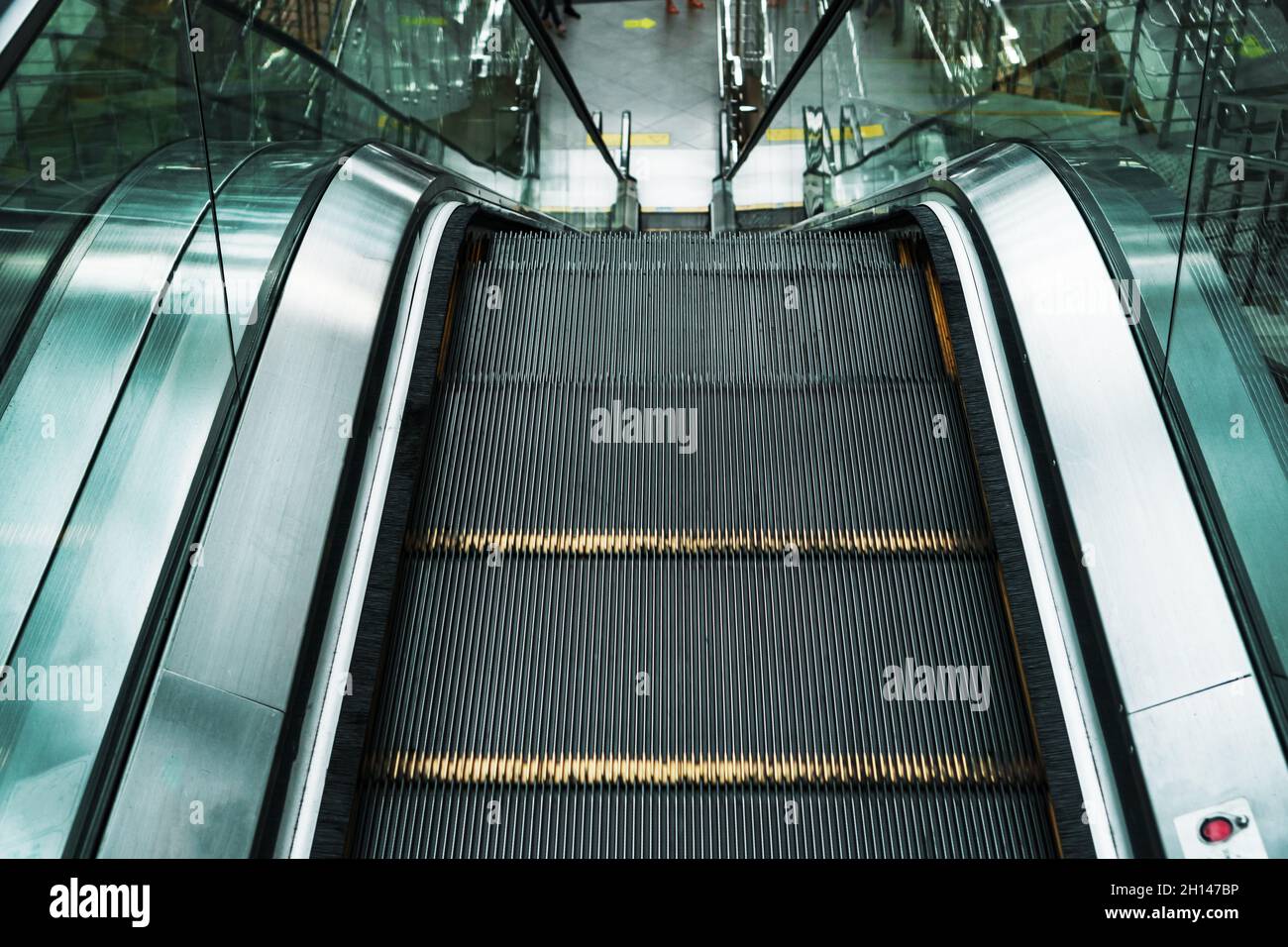 Эскалатор метрополитена безопасность. Эскалатор. Ограждение эскалатора метро. Самый короткий эскалатор в мире. Промышленная безопасность эскалаторов в метрополитенах.