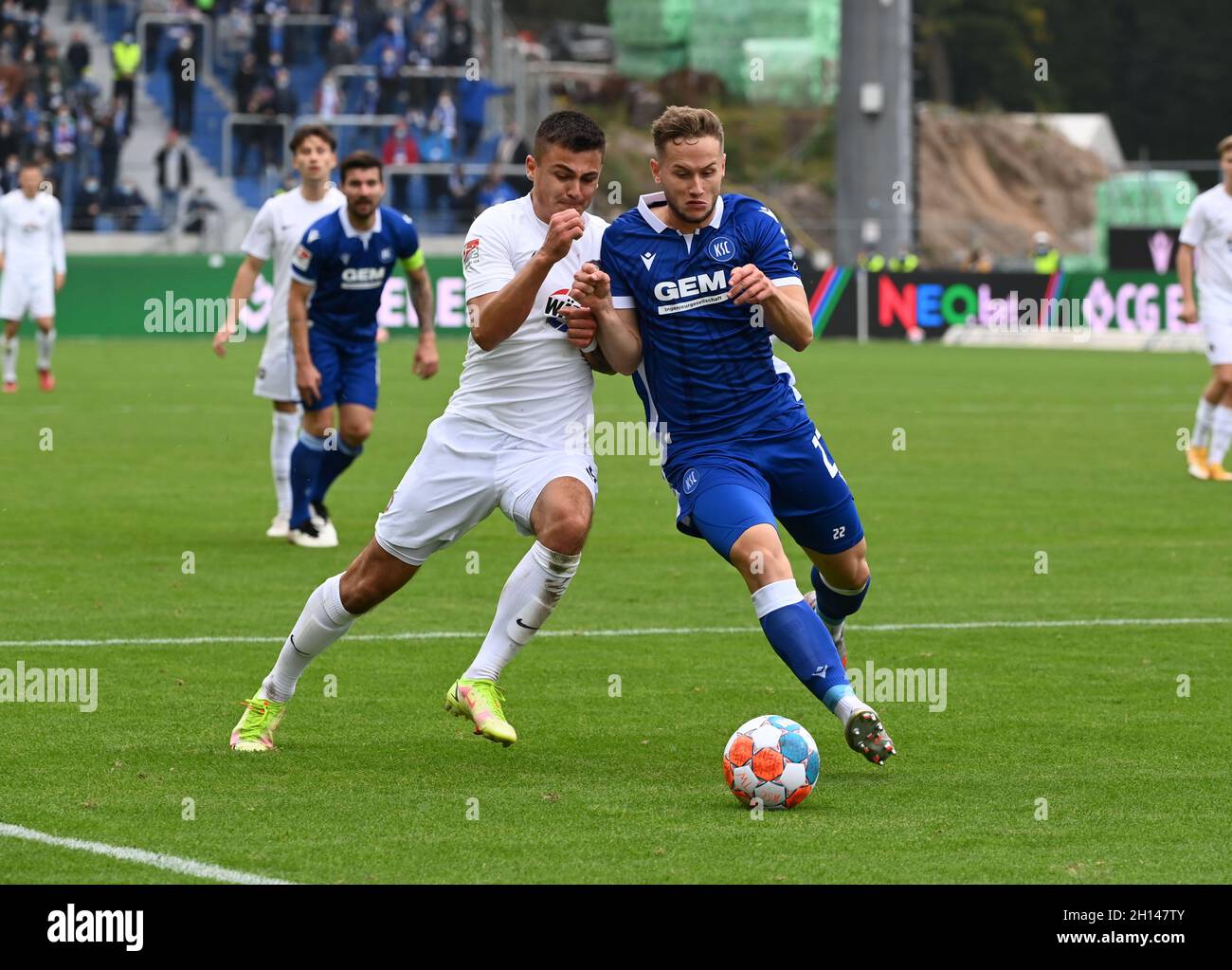 Karlsruhe, Germany. 16th Oct, 2021. Football: 2nd Bundesliga, Karlsruher SC - Erzgebirge Aue, Matchday 10, at BBBank Wildpark. Karlsruhe's Christoph Kobald (r) and Aue's Antonio Jonjic fight for the ball. Credit: Uli Deck/dpa - IMPORTANT NOTE: In accordance with the regulations of the DFL Deutsche Fußball Liga and/or the DFB Deutscher Fußball-Bund, it is prohibited to use or have used photographs taken in the stadium and/or of the match in the form of sequence pictures and/or video-like photo series./dpa/Alamy Live News Stock Photo