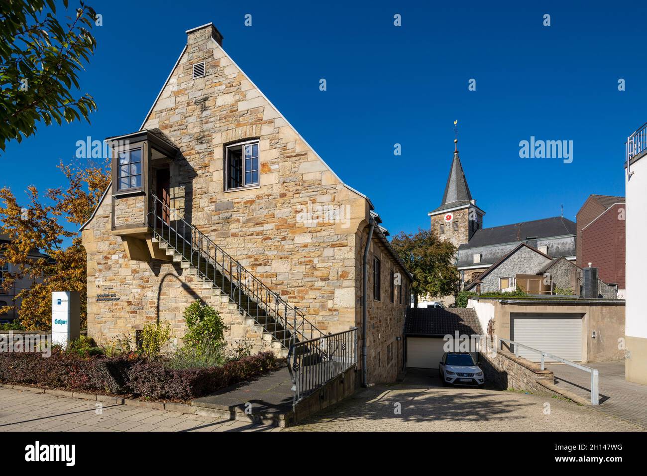 Germany, Velbert, Velbert-Mitte, Bergisches Land, Niederbergisches Land, Niederberg, Rhineland, North Rhine-Westphalia, NRW, old town view, left the Chamber of Commerce and Industry branch office Velbert, behind the Old Evangelic Church Stock Photo