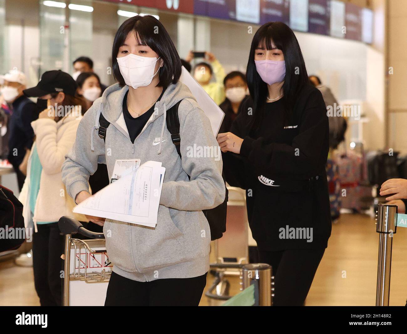 16th Oct, 2021. Volleyballplaying twins head for Greece South Korean volleyball players Lee Jae