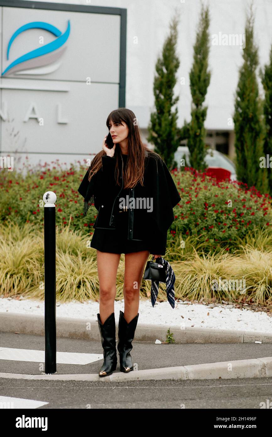 Street style, Leia Sfez arriving at Hermes Spring Summer 2022 show