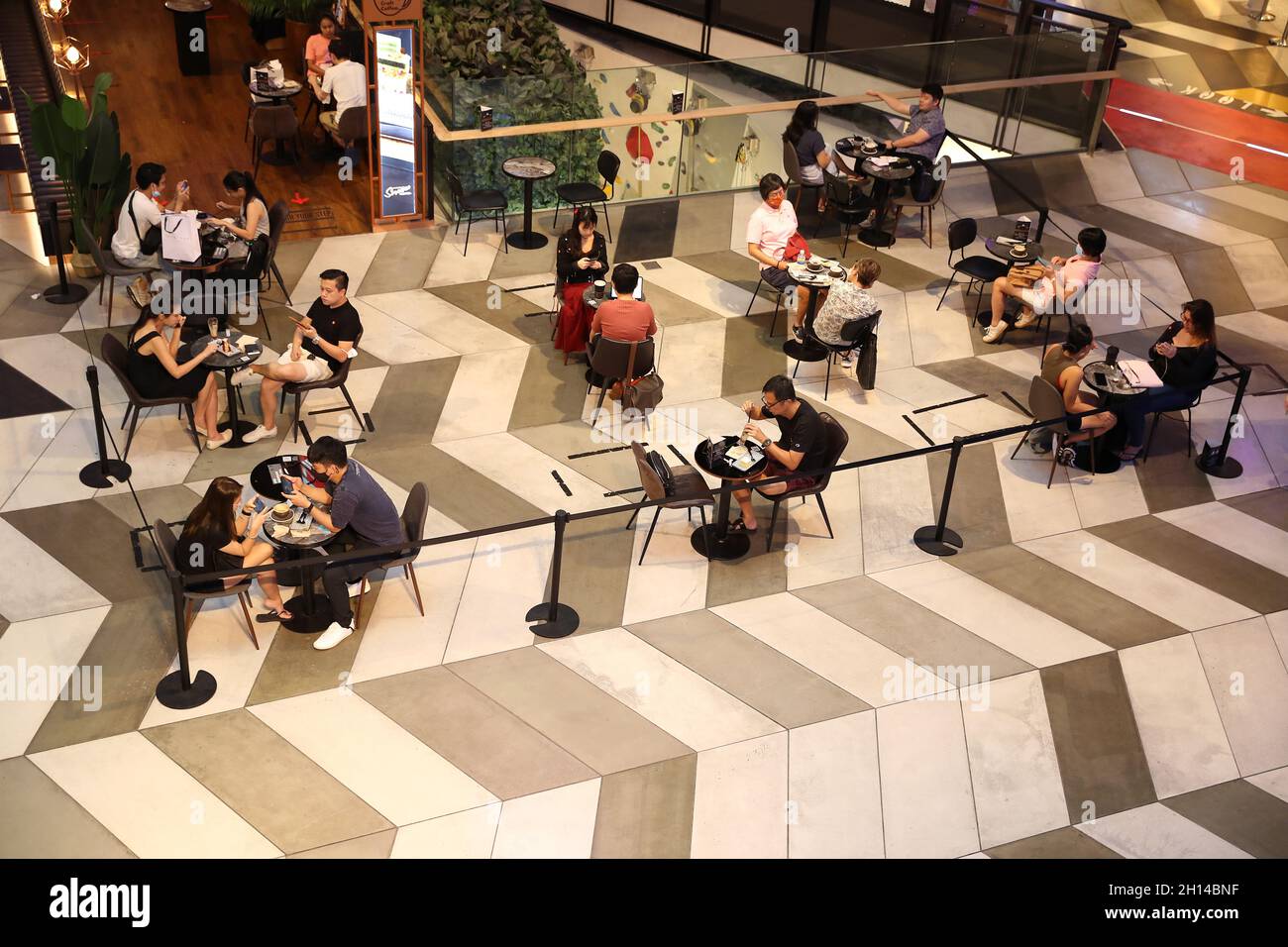 An Apple Store seen at Marina Bay Sands in Singapore. (Photo by Lionel Ng /  SOPA Images/Sipa USA Stock Photo - Alamy