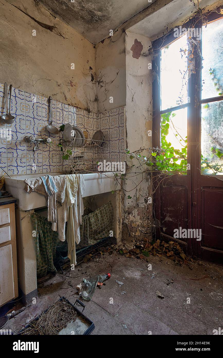 Old kitchen. In an abandoned house. Urbex in Italy Stock Photo - Alamy, image size:867x1390