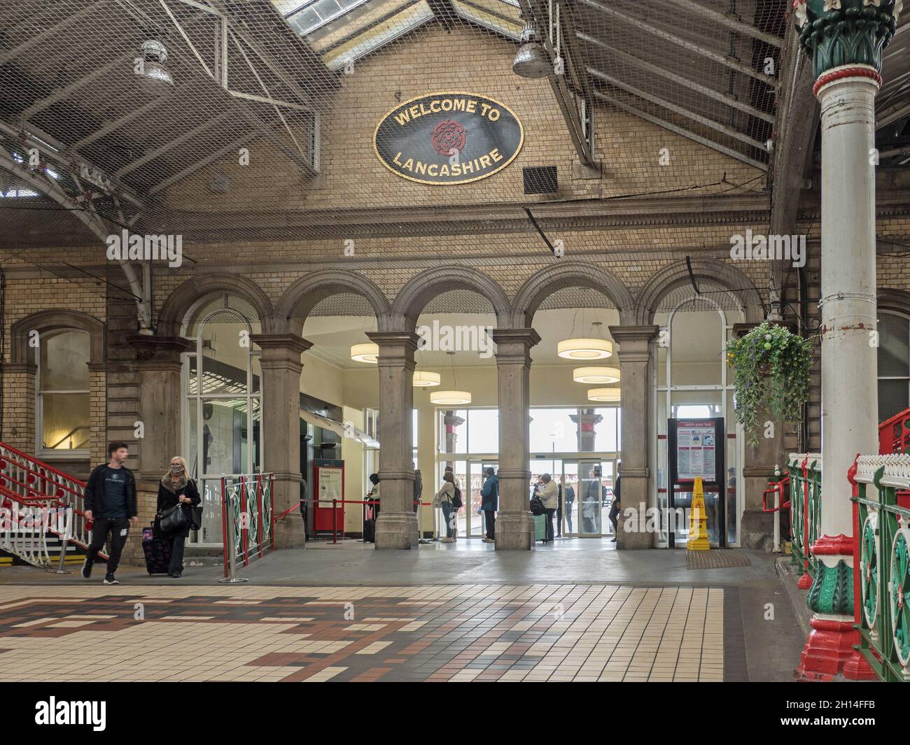 Inside Preston Station facing main entrance Stock Photo - Alamy