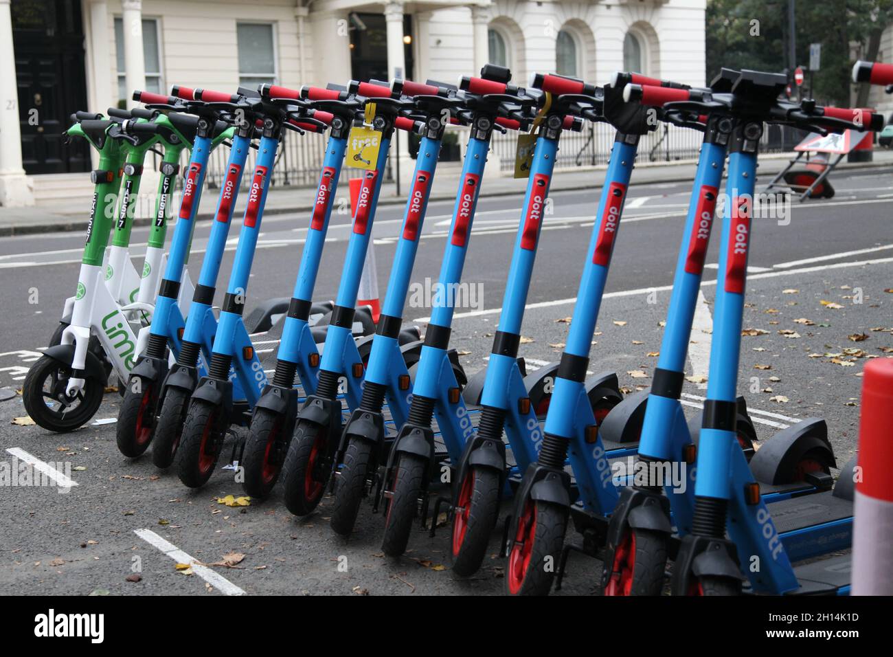 London street scooter hi-res stock photography and images - Page 9 - Alamy