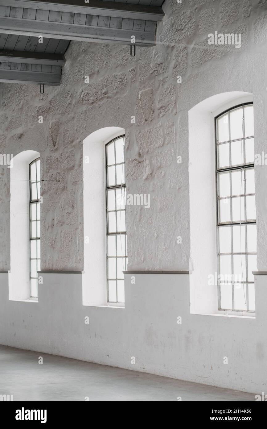 Arched white brick windows hi-res stock photography and images - Alamy