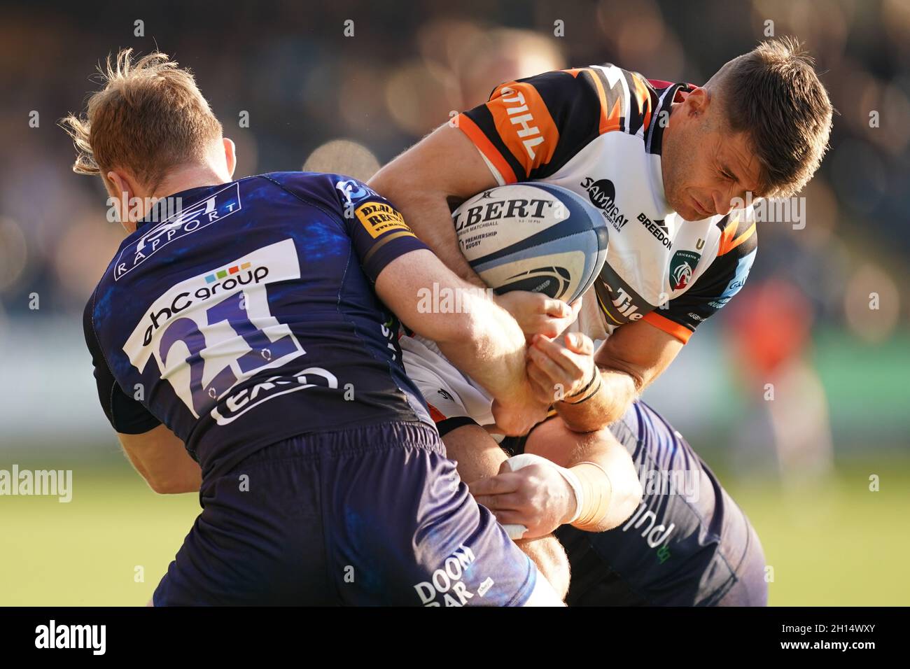 Leicester Tigers' Richard Wigglesworth (right) tackled by Worcester Warriors' Gareth Simpson during the Gallagher Premiership match at Sixways Stadium, Worcester. Picture date: Saturday October 16, 2021. Stock Photo